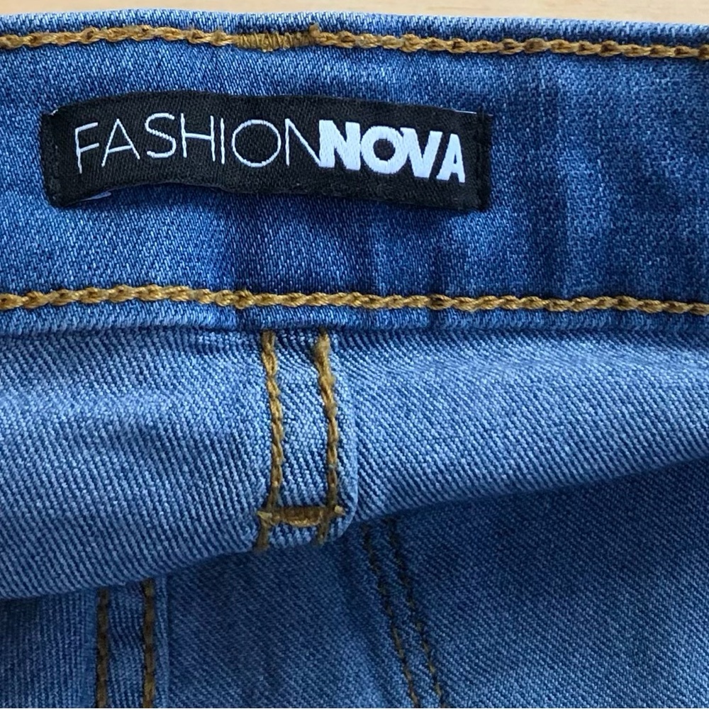 Fashion Nova High Rise Flare Down Jean Juniors Size 3. - Picture 3 of 8